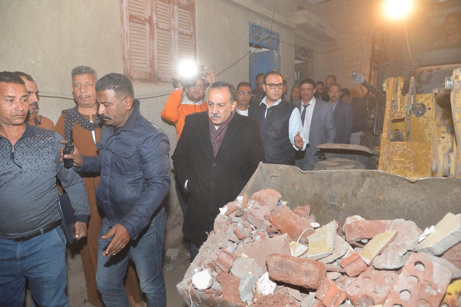 محافظ أسيوط يتفقد المنزل المنهار بالنخيلة (2) محافظ أسيوط يتفقد المنزل المنهار بالنخيلة (2)