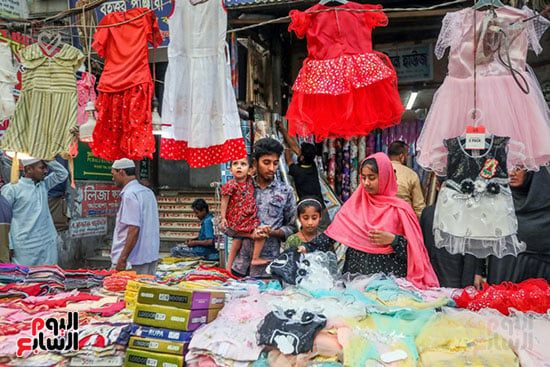 ملابس العيد تزين السوق ملابس العيد تزين السوق