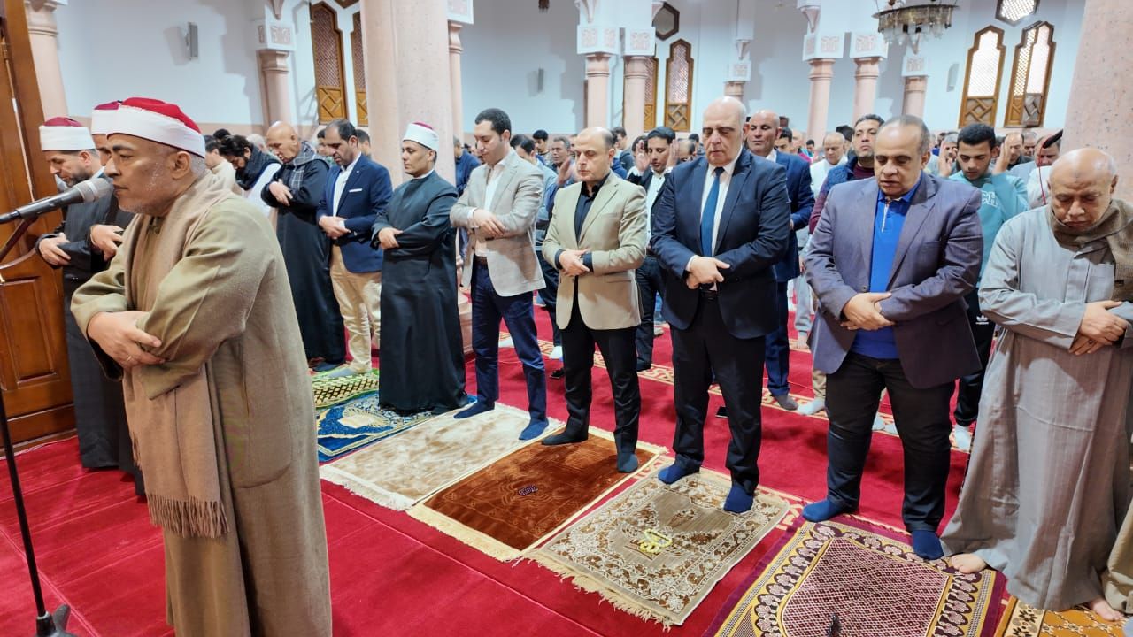 محافظ كفر الشيخ يؤدي صلاة الجمعة محافظ كفر الشيخ يؤدي صلاة الجمعة