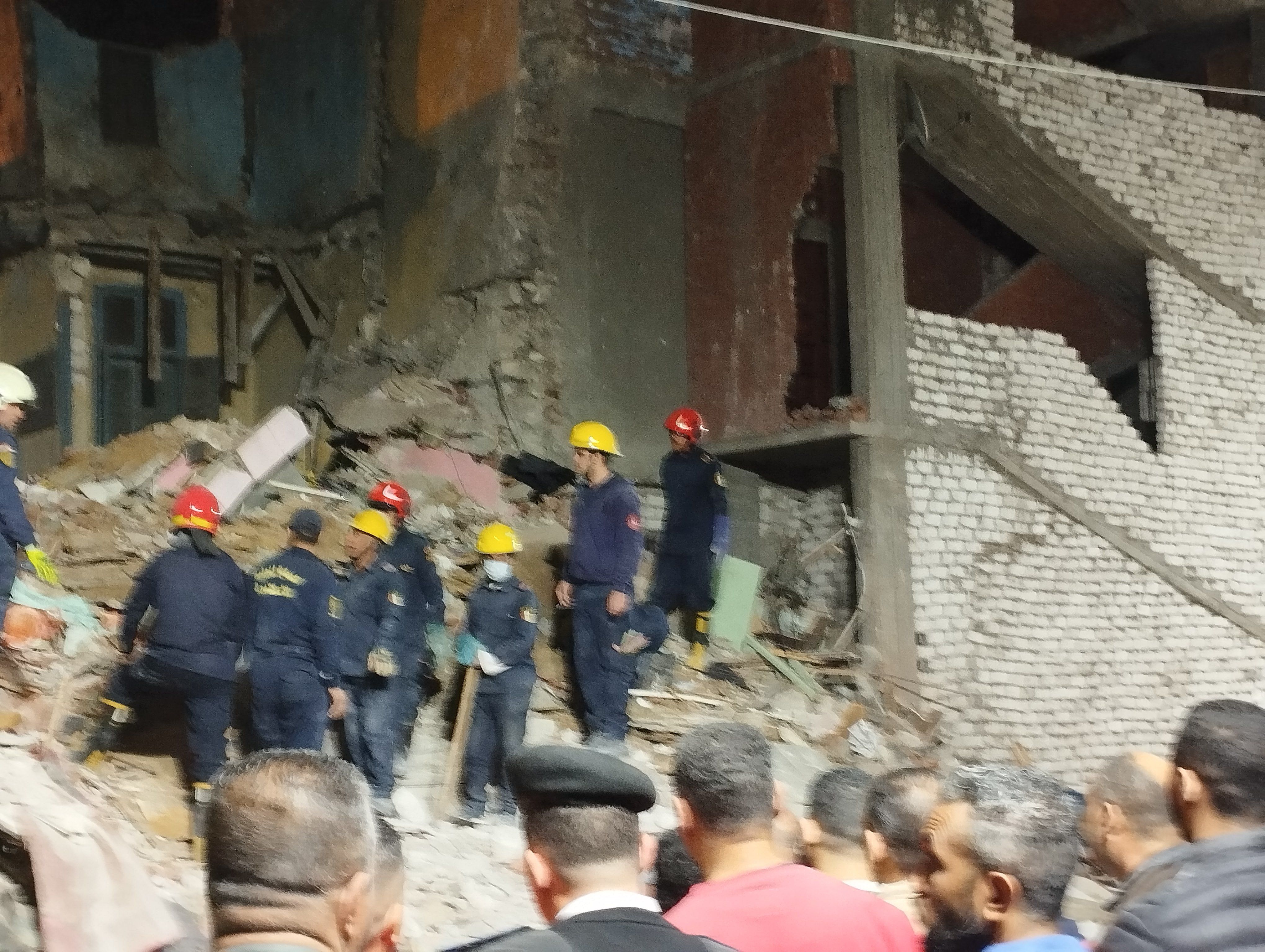 انتشال جثة سيدة من أسفل عقار اللبان المنهار بالإسكندرية انتشال جثة سيدة من أسفل عقار اللبان المنهار بالإسكندرية