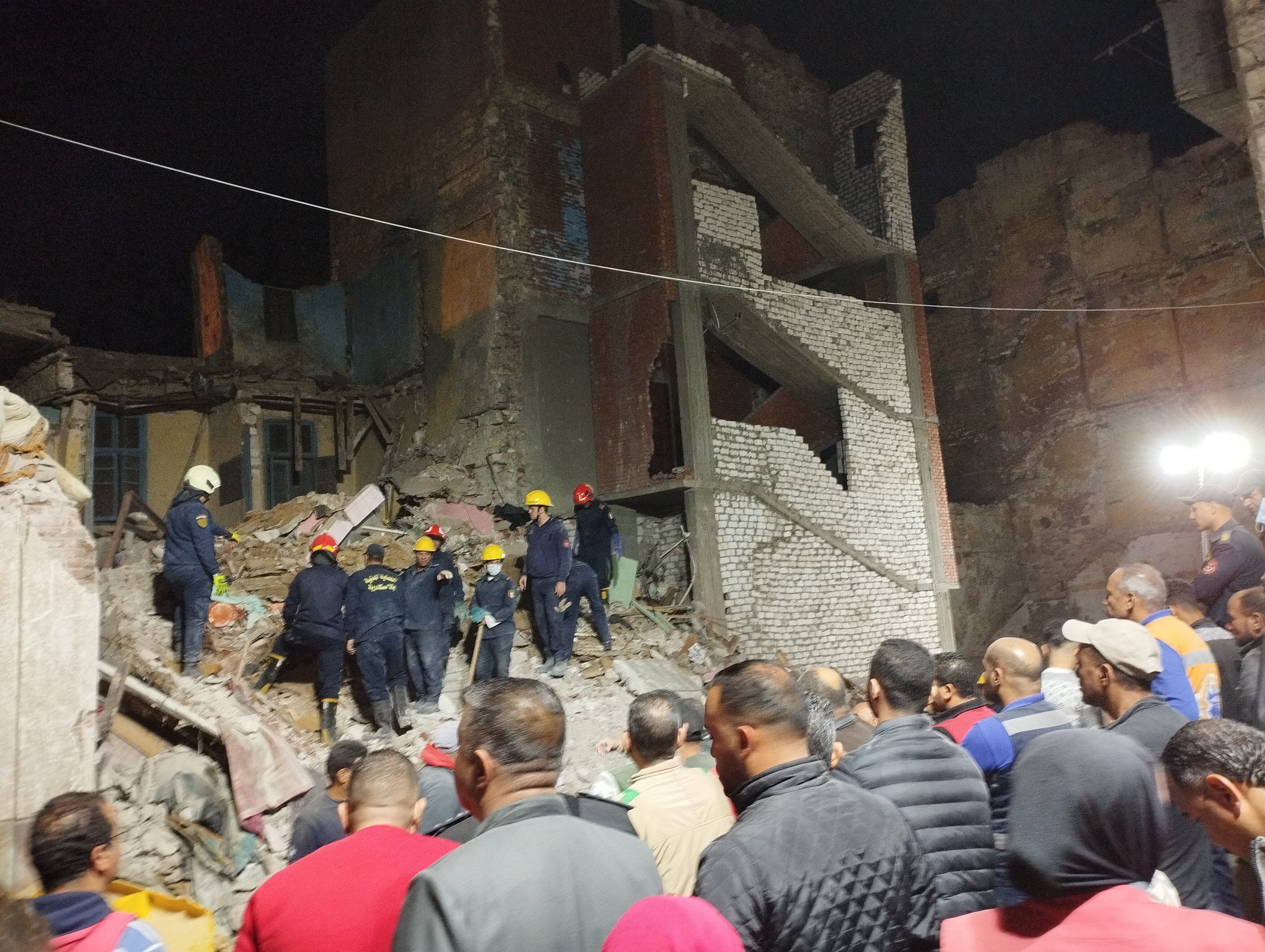 انتشال جثمان سيدة من أسفل عقار اللبان المنهار بالإسكندرية انتشال جثمان سيدة من أسفل عقار اللبان المنهار بالإسكندرية