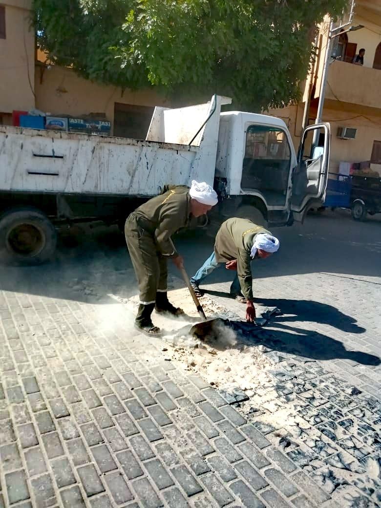 إجراء أعمال ترميم للحفر بأرضيات شارع خونسو بطريق الكباش إجراء أعمال ترميم للحفر بأرضيات شارع خونسو بطريق الكباش