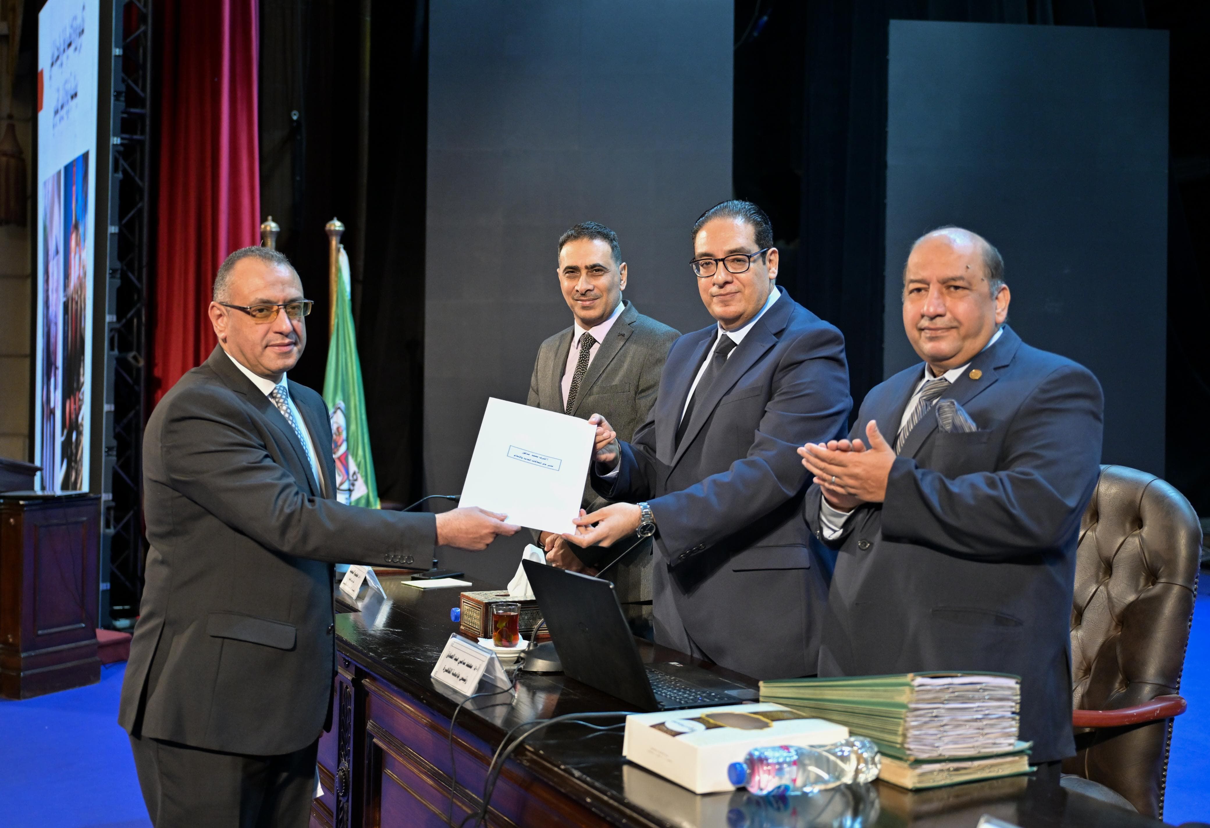 رئيس جامعة القاهرة يكرم أشرف مدكور مدير العلاقات العامة بالجامعة