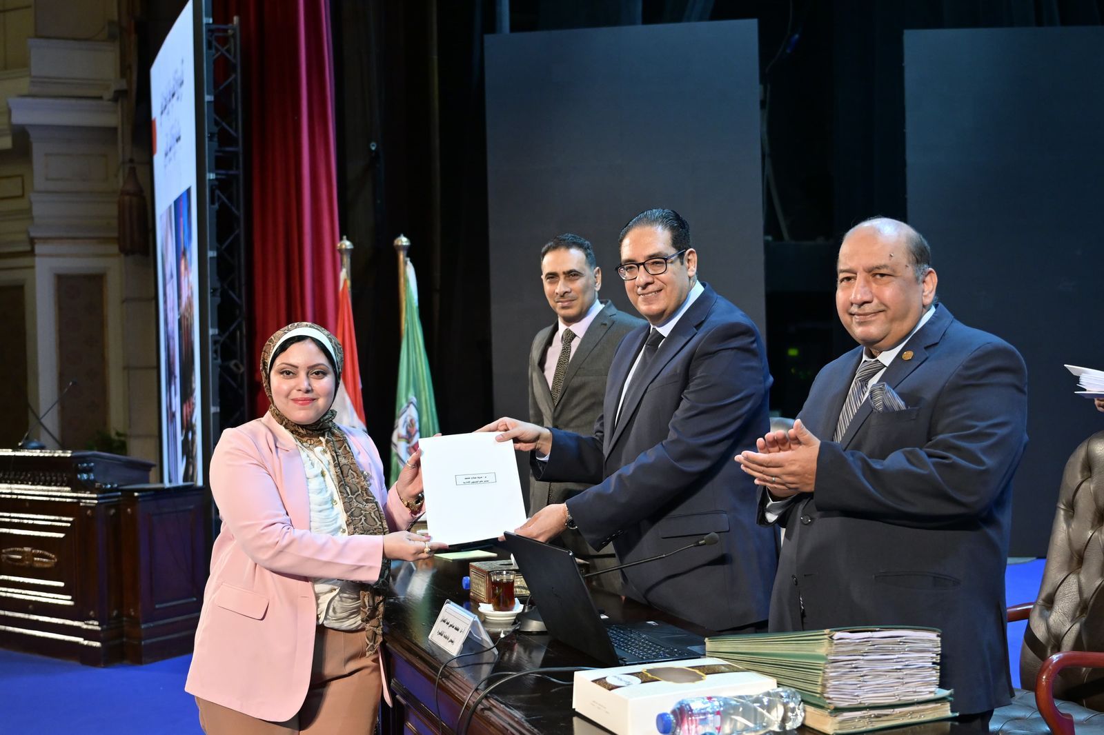 رئيس جامعة القاهرة يكرم المهندسة مروة صلاح رئيس الإدارة الهندسية رئيس جامعة القاهرة يكرم المهندسة مروة صلاح رئيس الإدارة الهندسية