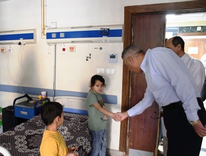 محافظ أسوان مع أطفال فلسطينيين محافظ أسوان مع أطفال فلسطينيين