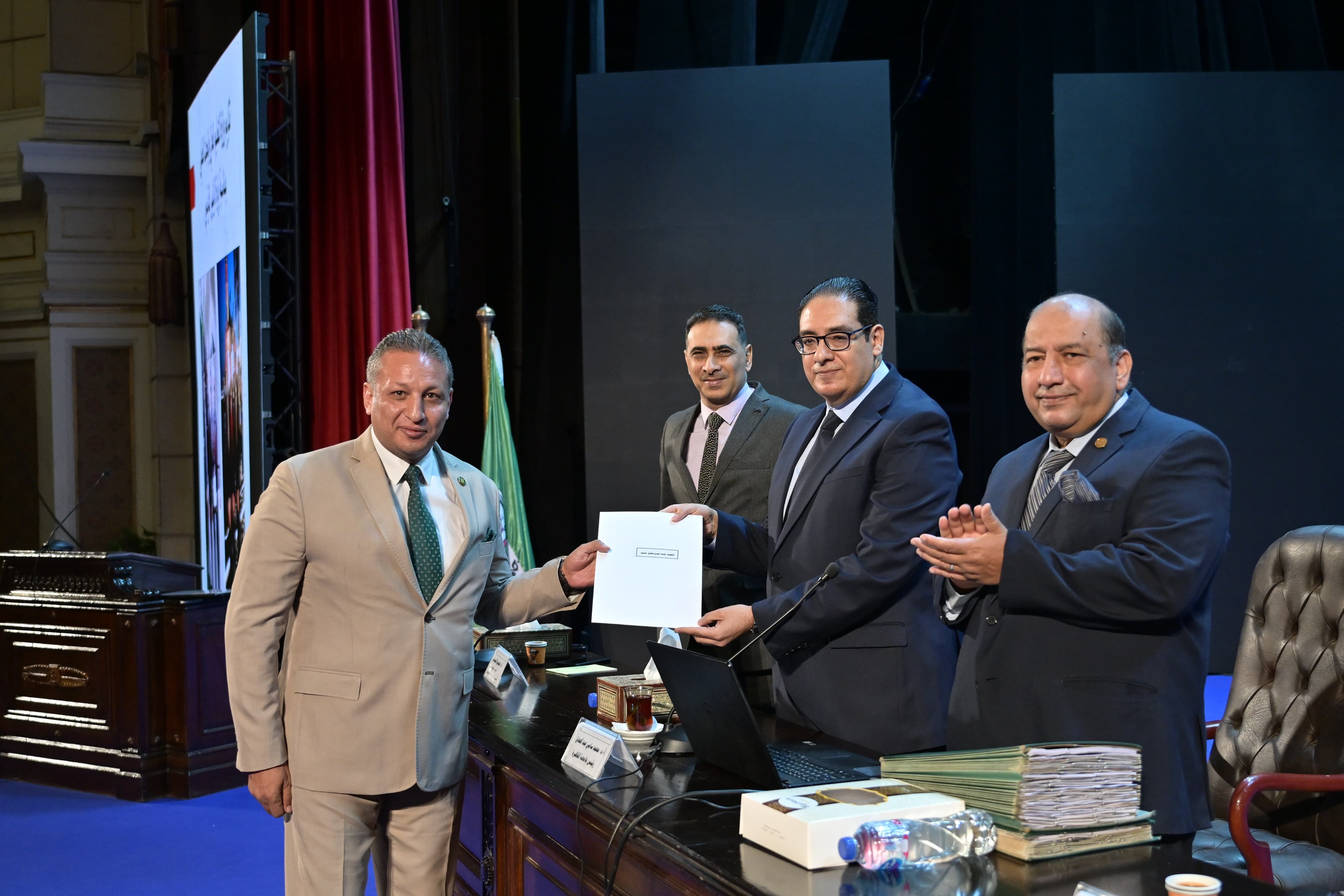 رئيس جامعة القاهرة يكرم العقيد وليد عمرو نائب مدير الأمن بالجامعة