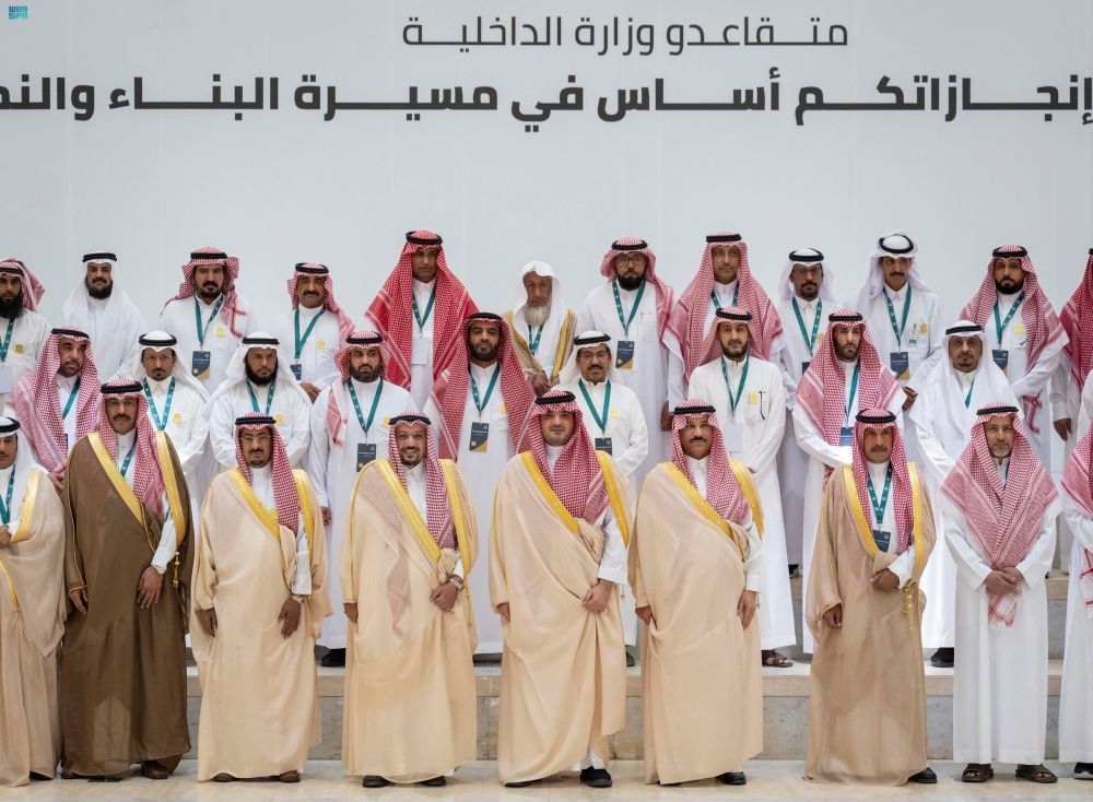 الأمير عبدالعزيز بن سعود يلتقي متقاعدي القطاعات التابعة لوزارة الداخلية بمنطقة القصيم - واس