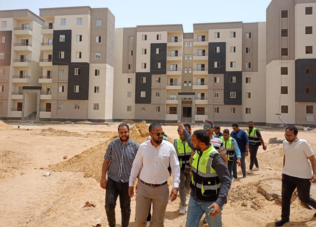 خلال جوله نائب رئيس جهاز مدينه اكتوبر الجديدة لمشروع سكن لكل المصريين (1) خلال جوله نائب رئيس جهاز مدينه اكتوبر الجديدة لمشروع سكن لكل المصريين (1)