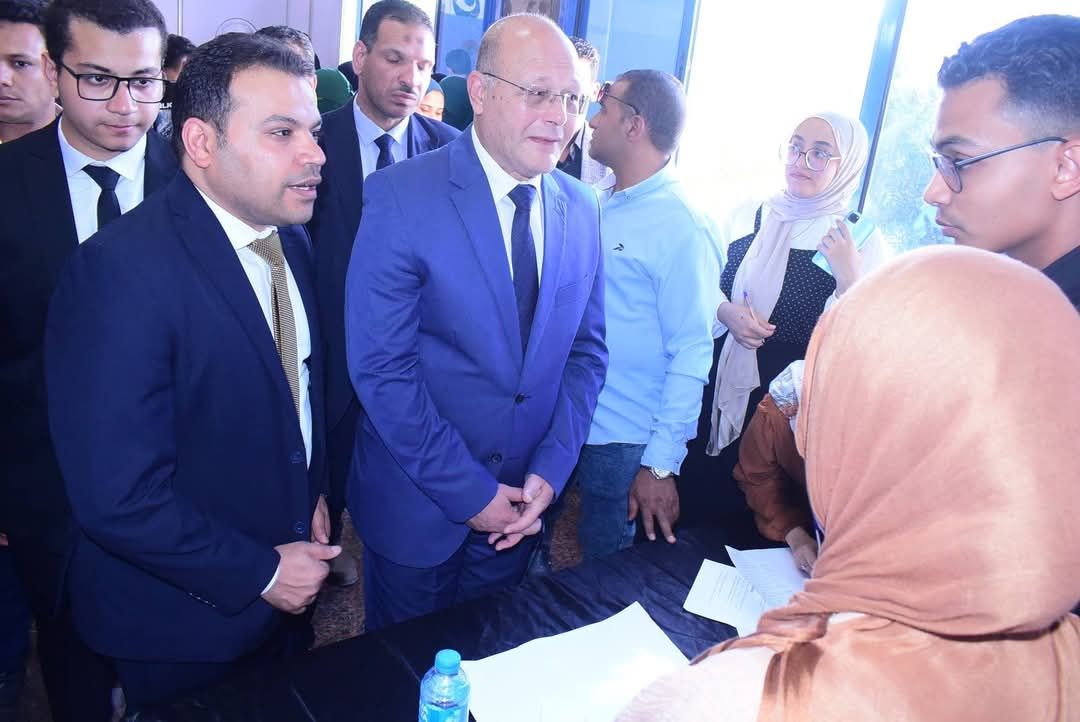 جولة رئيس الجامعة في معرض الشركات المشاركة جولة رئيس الجامعة في معرض الشركات المشاركة