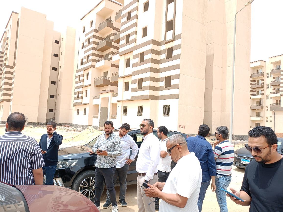 خلال جوله نائب رئيس جهاز مدينه اكتوبر الجديدة لمشروع سكن لكل المصريين (2) خلال جوله نائب رئيس جهاز مدينه اكتوبر الجديدة لمشروع سكن لكل المصريين (2)
