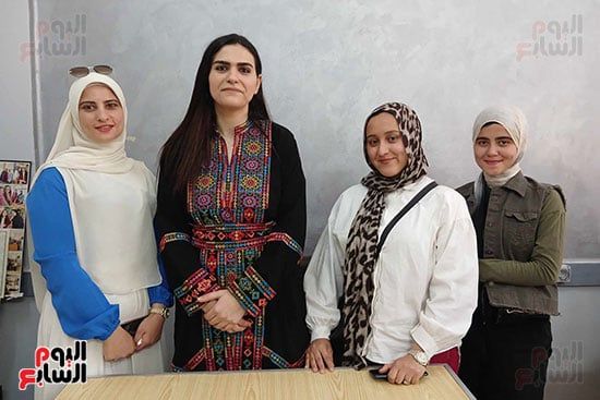 الدكتورة خلود السواح مع الطلاب