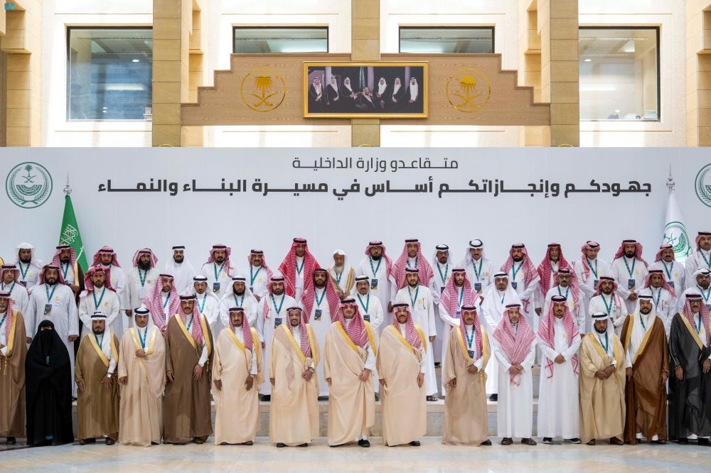 الأمير عبدالعزيز بن سعود يلتقي متقاعدي القطاعات التابعة لوزارة الداخلية بمنطقة القصيم - واس