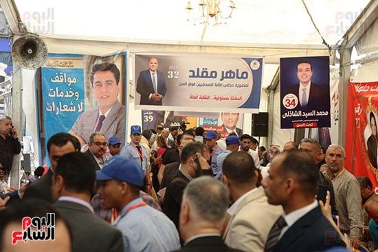 لافتات المرشحين تزين عبد الخالق ثروت (8) لافتات المرشحين تزين عبد الخالق ثروت (8)