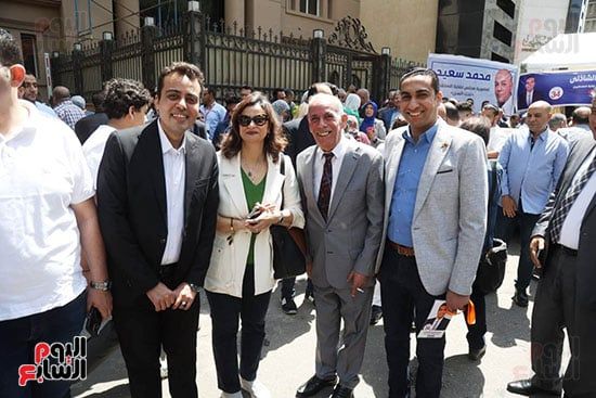 الكاتبة الصحفية علا الشافعى والكاتب الصحفى محمد عبد اللطيف مع المرشح محمد السيد الكاتبة الصحفية علا الشافعى والكاتب الصحفى محمد عبد اللطيف مع المرشح محمد السيد