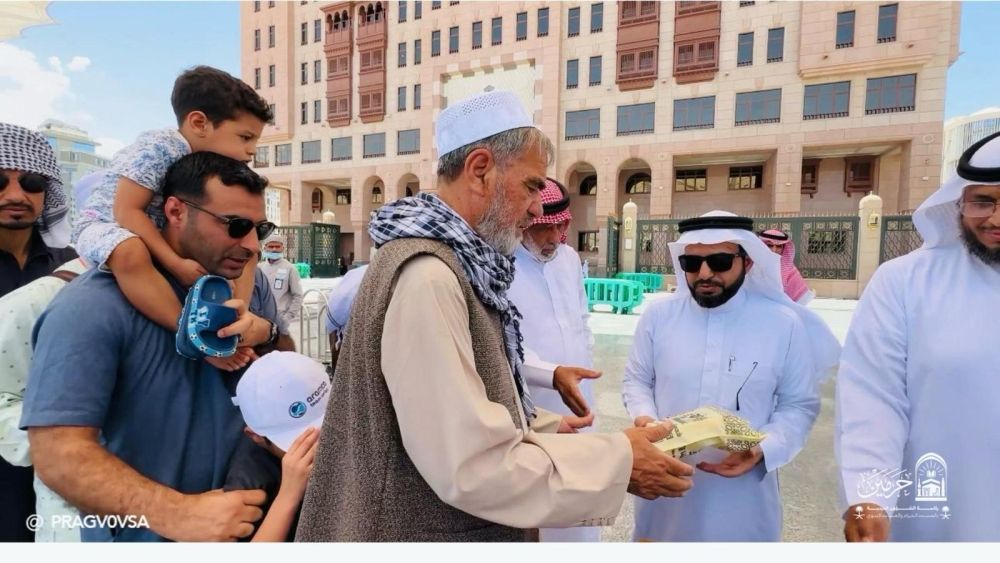 الشؤون الدينية بالمسجد النبوي تستقبل أوائل الحجاج بالترحيب والهدايا - اليوم