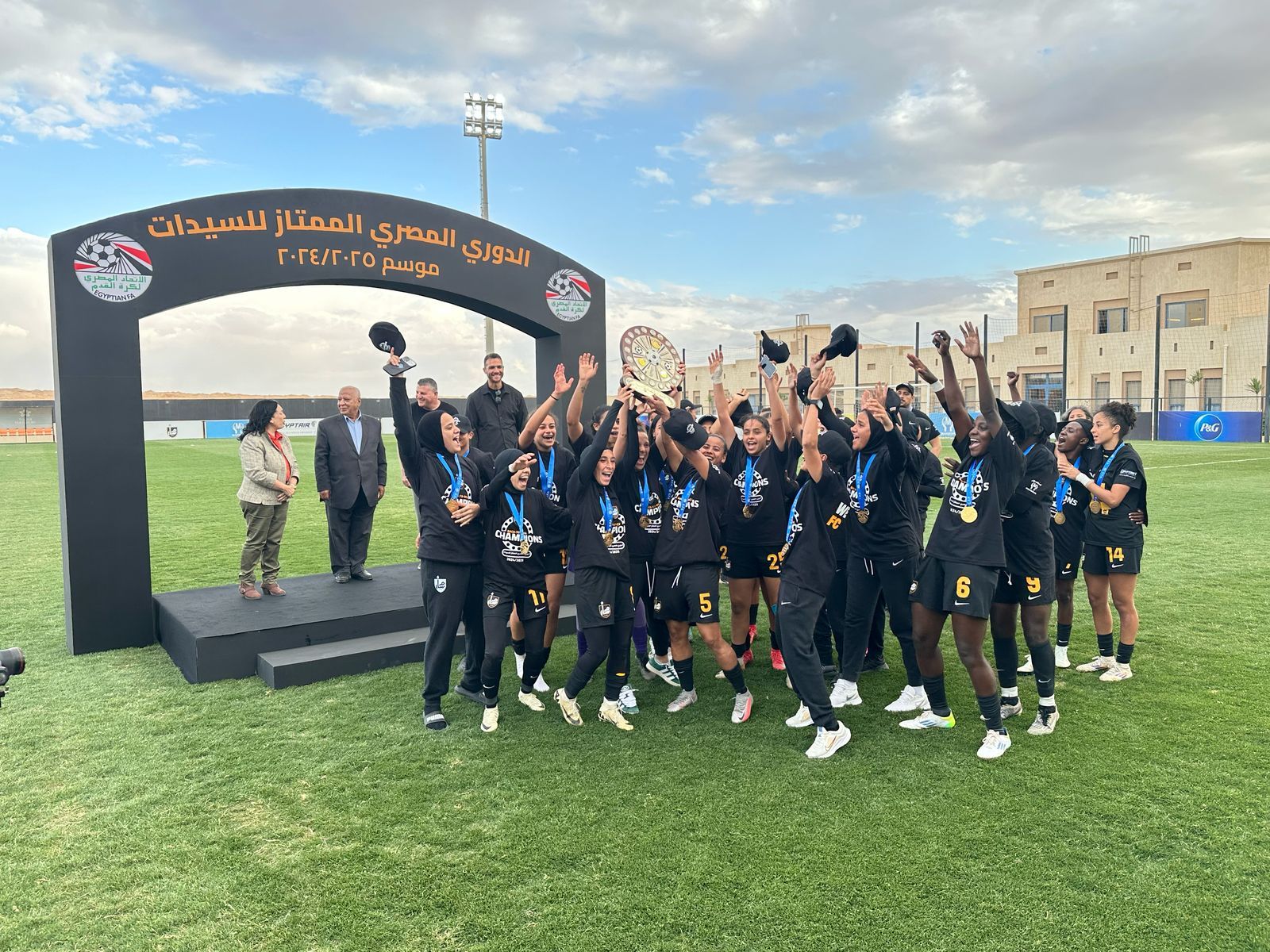 اللاعبات يرفعن الدرع اللاعبات يرفعن الدرع