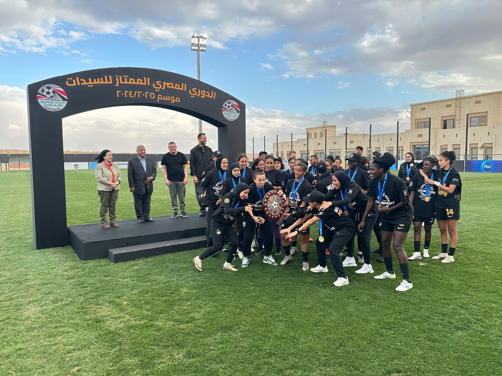 لاعبات مسار يحملن الدرع لاعبات مسار يحملن الدرع