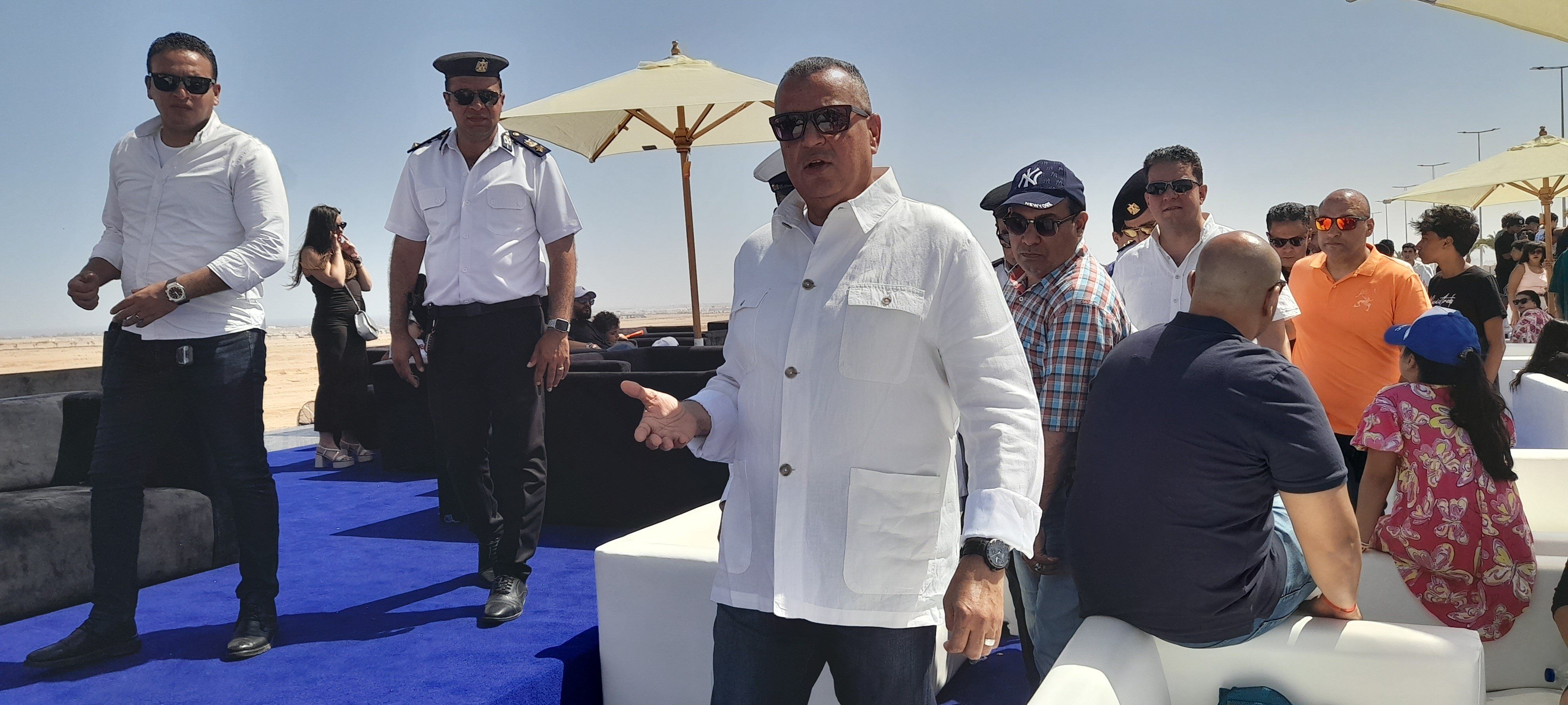 محافظ جنوب سيناء أثناء سباق السيارات محافظ جنوب سيناء أثناء سباق السيارات