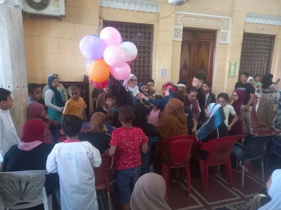 توزيع الهدايا والبلالين توزيع الهدايا والبلالين
