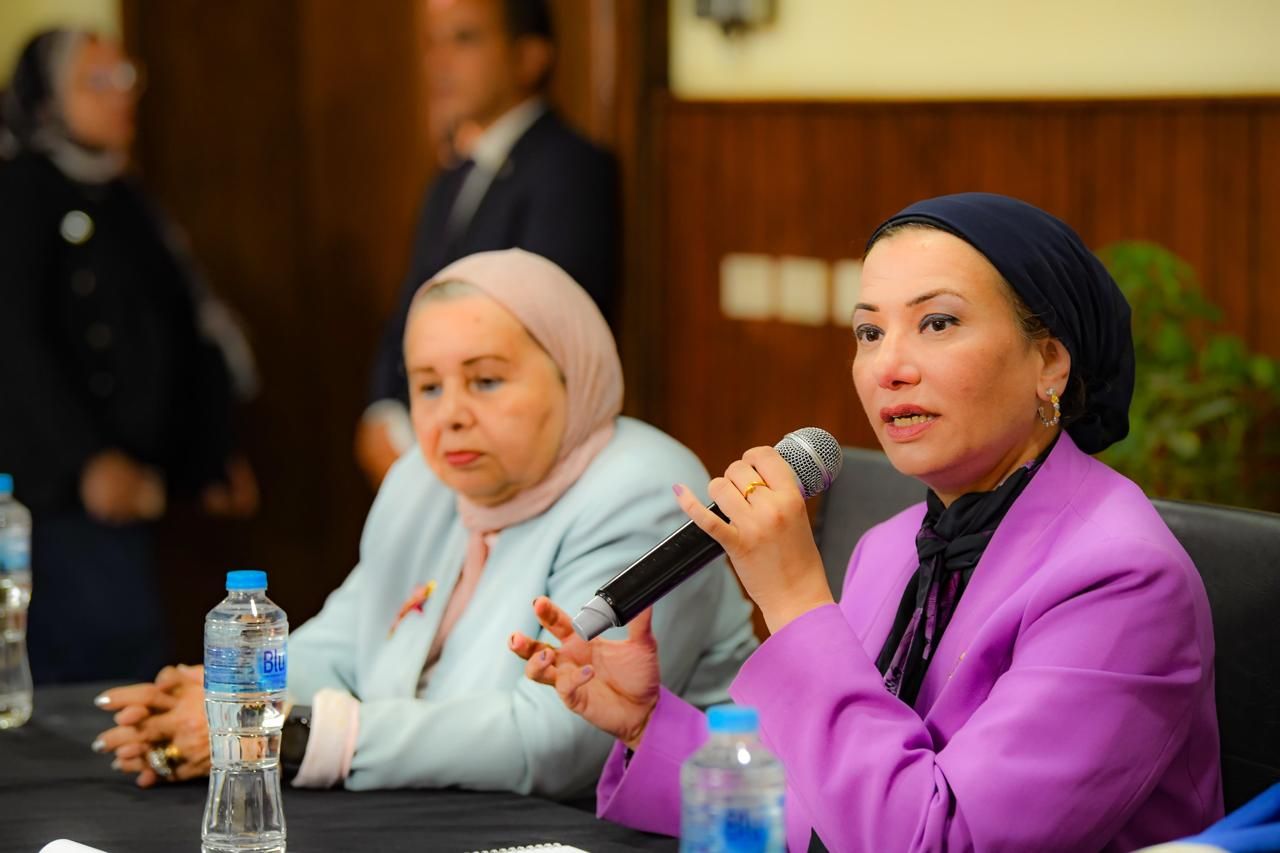 وزيرة البيئة و الدكتورة ماجى الحلوانى وزيرة البيئة و الدكتورة ماجى الحلوانى