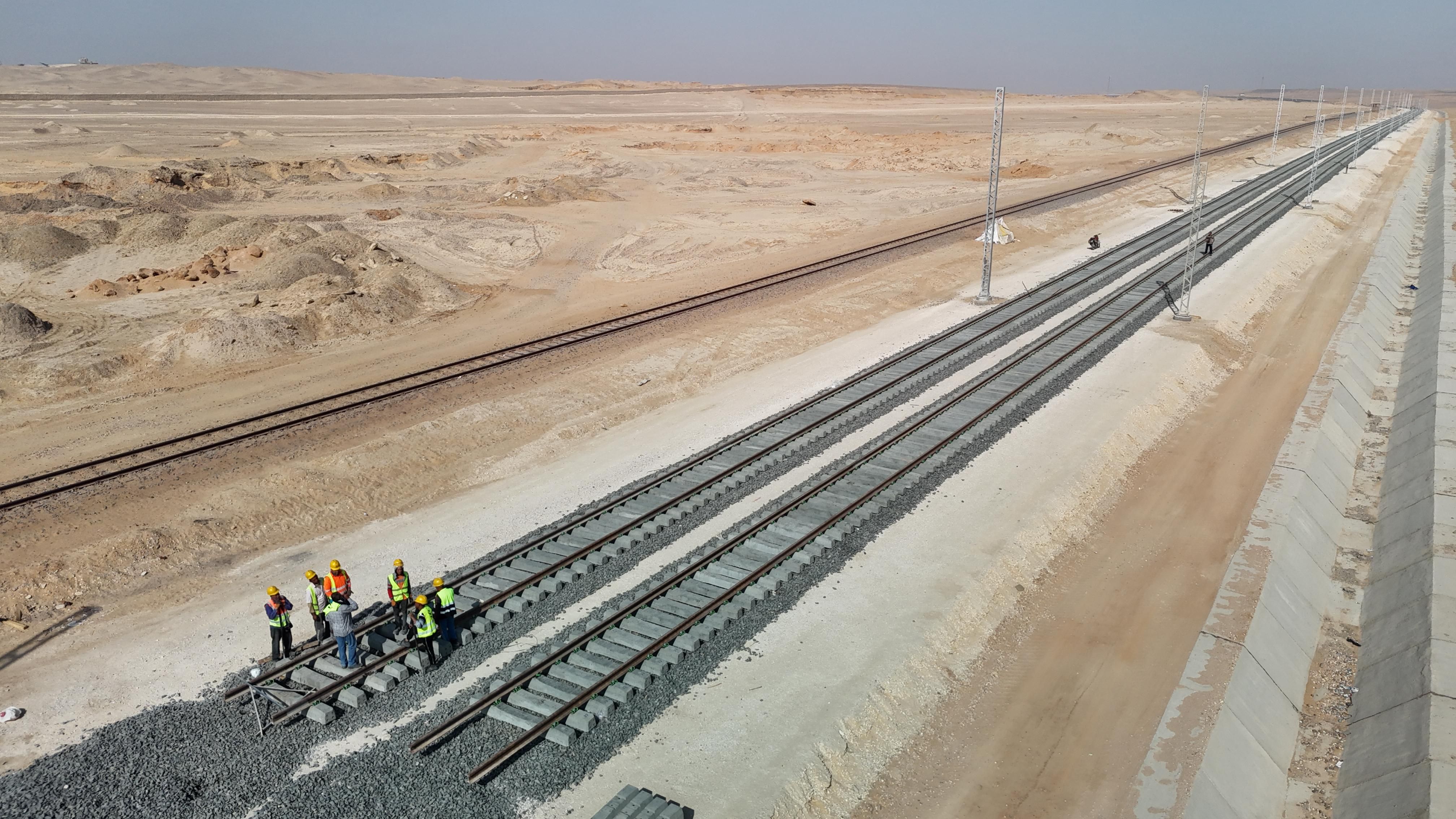 أعمال تركيب القضبان بالخط الأول للقطار السريع أعمال تركيب القضبان بالخط الأول للقطار السريع