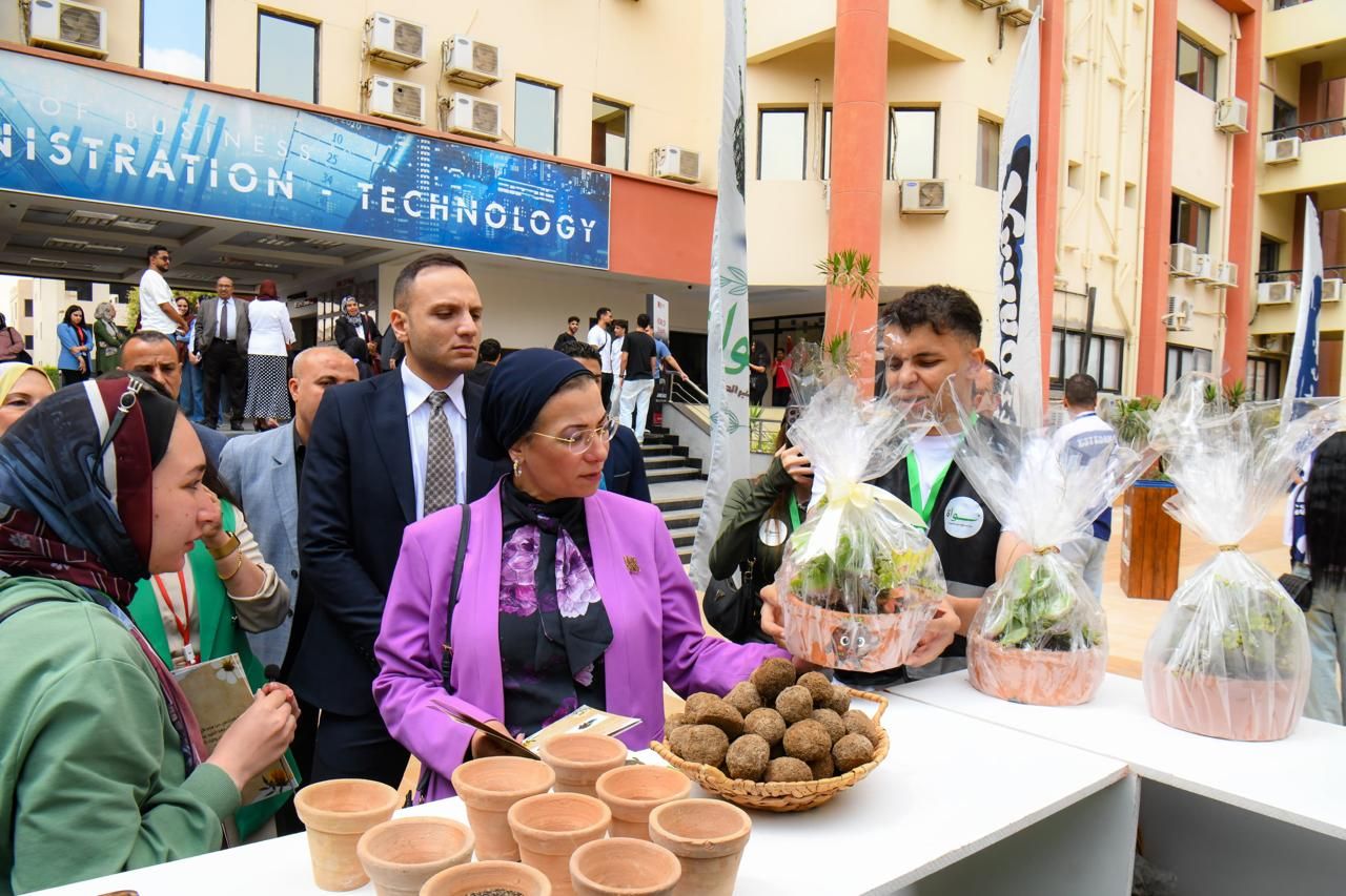 تفقدت وزيرة البيئة الجناح الخاص بحملة نواة التى ترعاها وزارة البيئة تفقدت وزيرة البيئة الجناح الخاص بحملة نواة التى ترعاها وزارة البيئة
