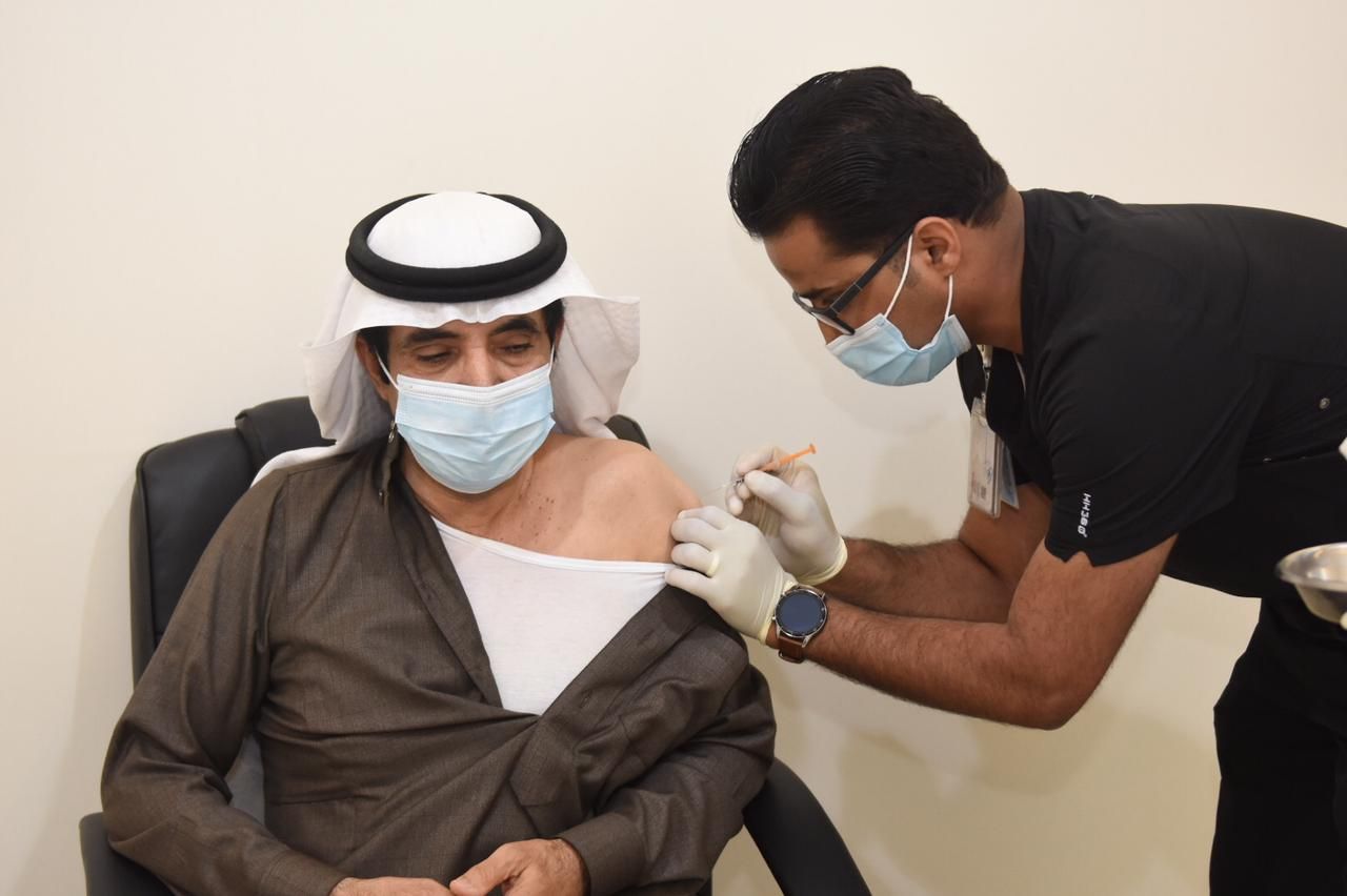 محافظ الرس يتلقى تطعيم كورونا ويطلع على تجهيزات مركز اللقاحات