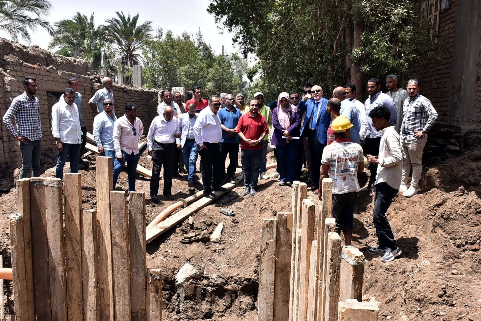 جولات لمتابعة دخول الوصلات المنزلية بالقرى فى مدينة أرمنت جولات لمتابعة دخول الوصلات المنزلية بالقرى فى مدينة أرمنت