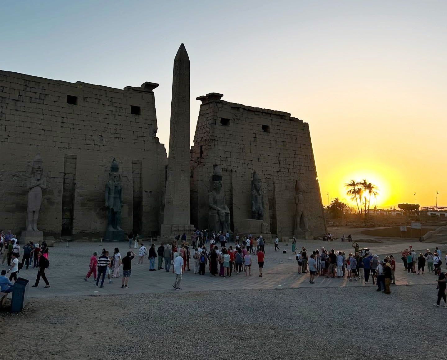 استمتاع السائحين فى معبد الأقصر استمتاع السائحين فى معبد الأقصر