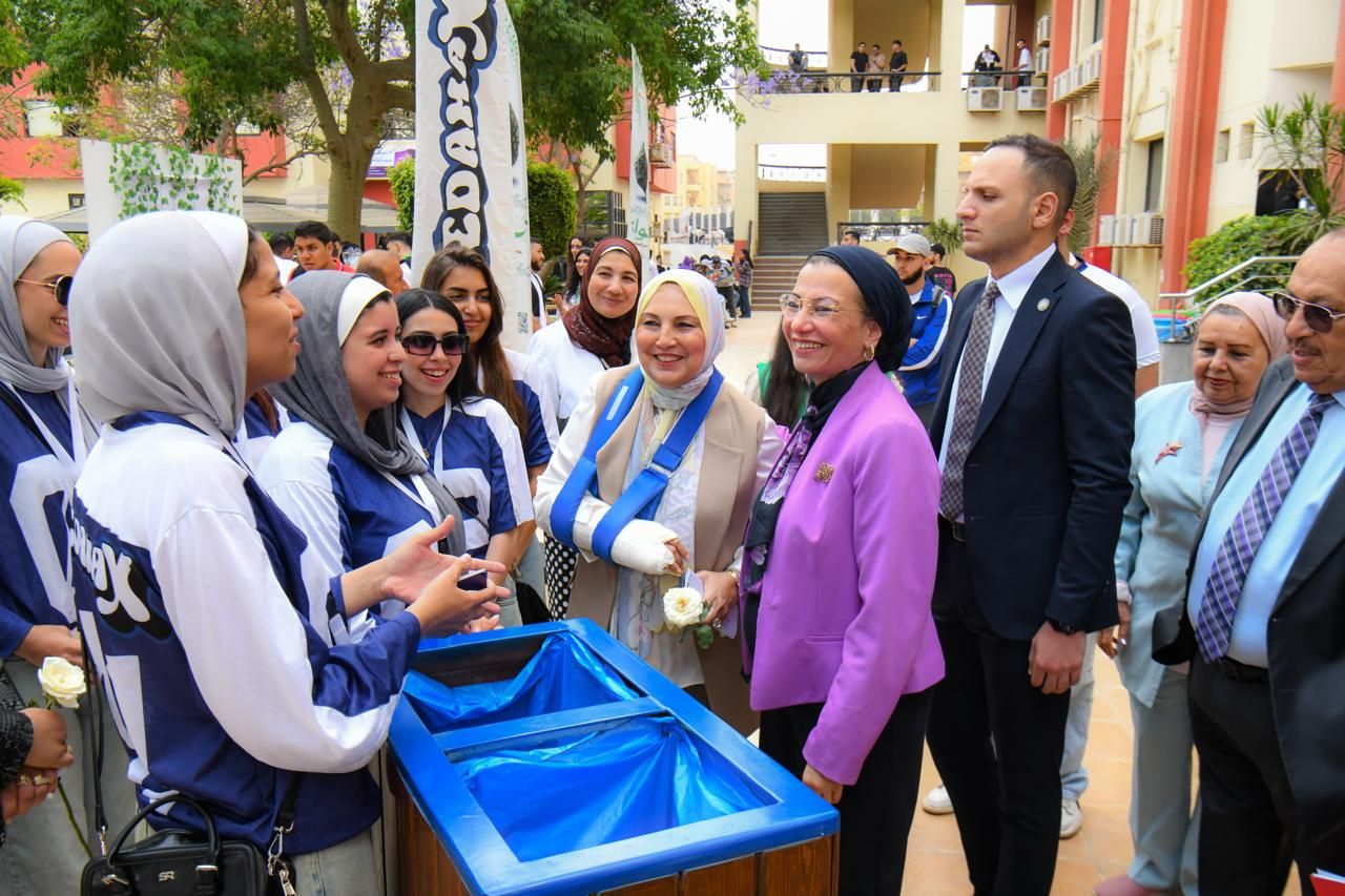 وزيرة البيئة تتفقد الجناح الخاص بحملة نواة التى ترعاها وزارة البيئة وزيرة البيئة تتفقد الجناح الخاص بحملة نواة التى ترعاها وزارة البيئة