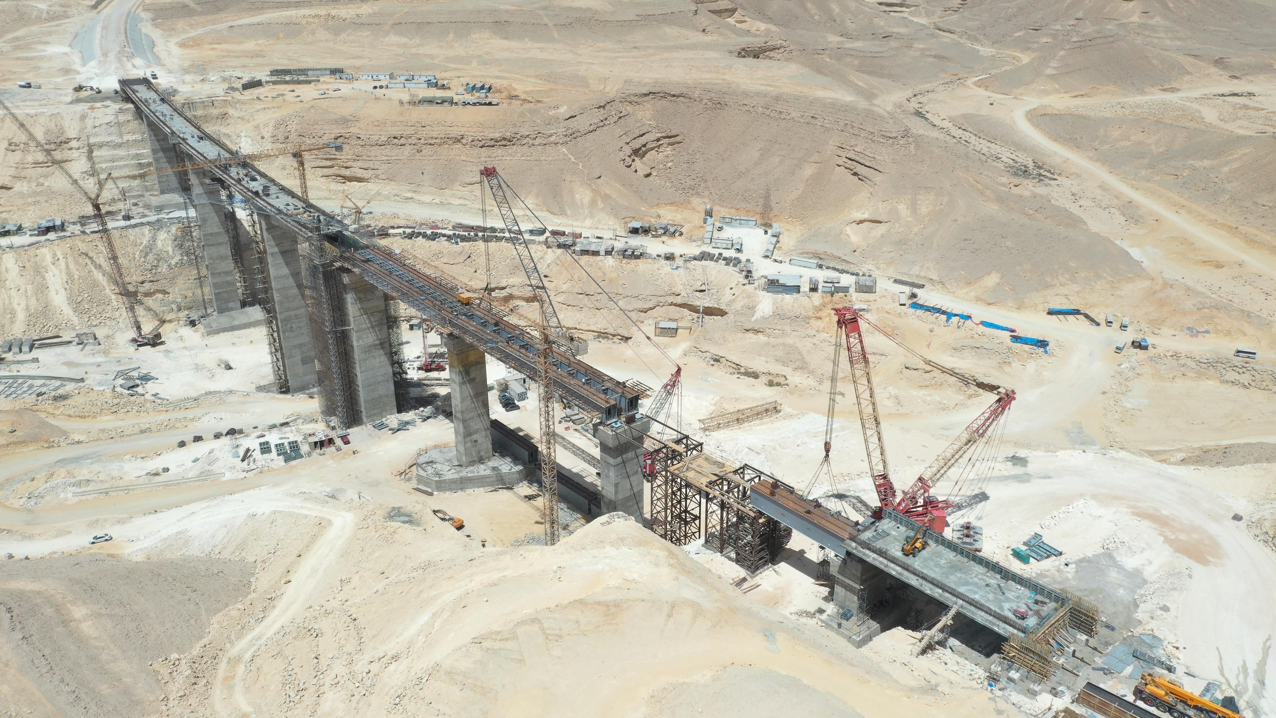 تركيب القضبان بالخط الأول للقطار السريع تركيب القضبان بالخط الأول للقطار السريع
