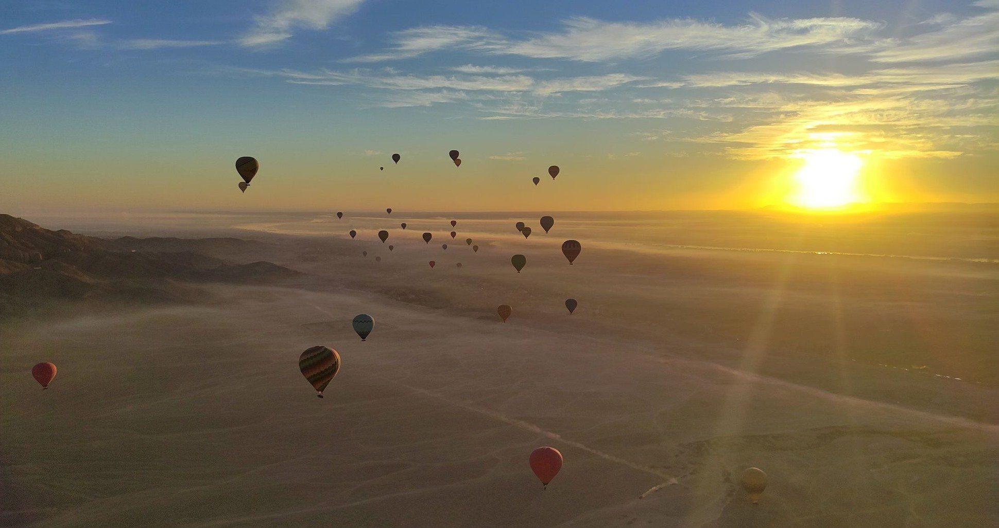 لحظات تحليق البالون الطائر فى سماء البر الغربى لحظات تحليق البالون الطائر فى سماء البر الغربى