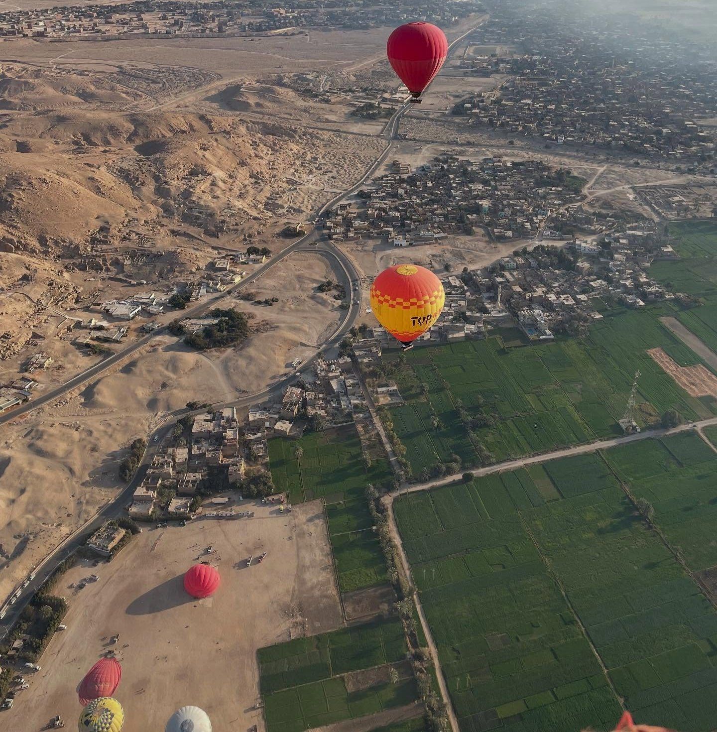 تحليق البالونات الطائرة فوق الزرعات وجبال القرنة تحليق البالونات الطائرة فوق الزرعات وجبال القرنة