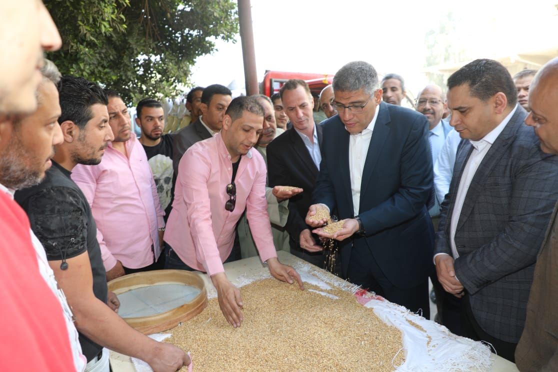 محافظ الجيزة يتفقد صومعة إمبابة لمتابعة انتظام توريد وتخزين محصول القمح (1) محافظ الجيزة يتفقد صومعة إمبابة لمتابعة انتظام توريد وتخزين محصول القمح (1)