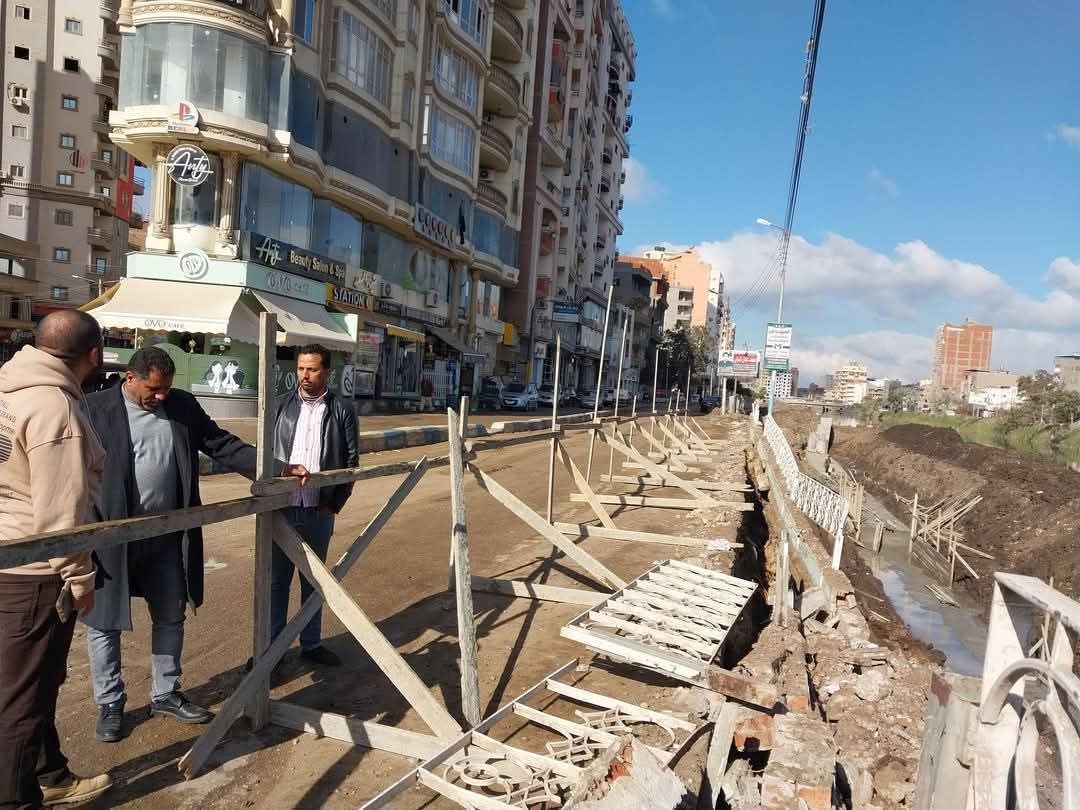 جانب من وضع الحواجز الخشبية حول منطقة العمل جانب من وضع الحواجز الخشبية حول منطقة العمل