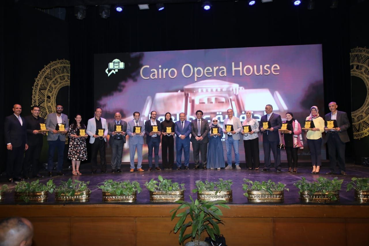 رئيس الاوبرا يكرم عدد من العاملين رئيس الاوبرا يكرم عدد من العاملين