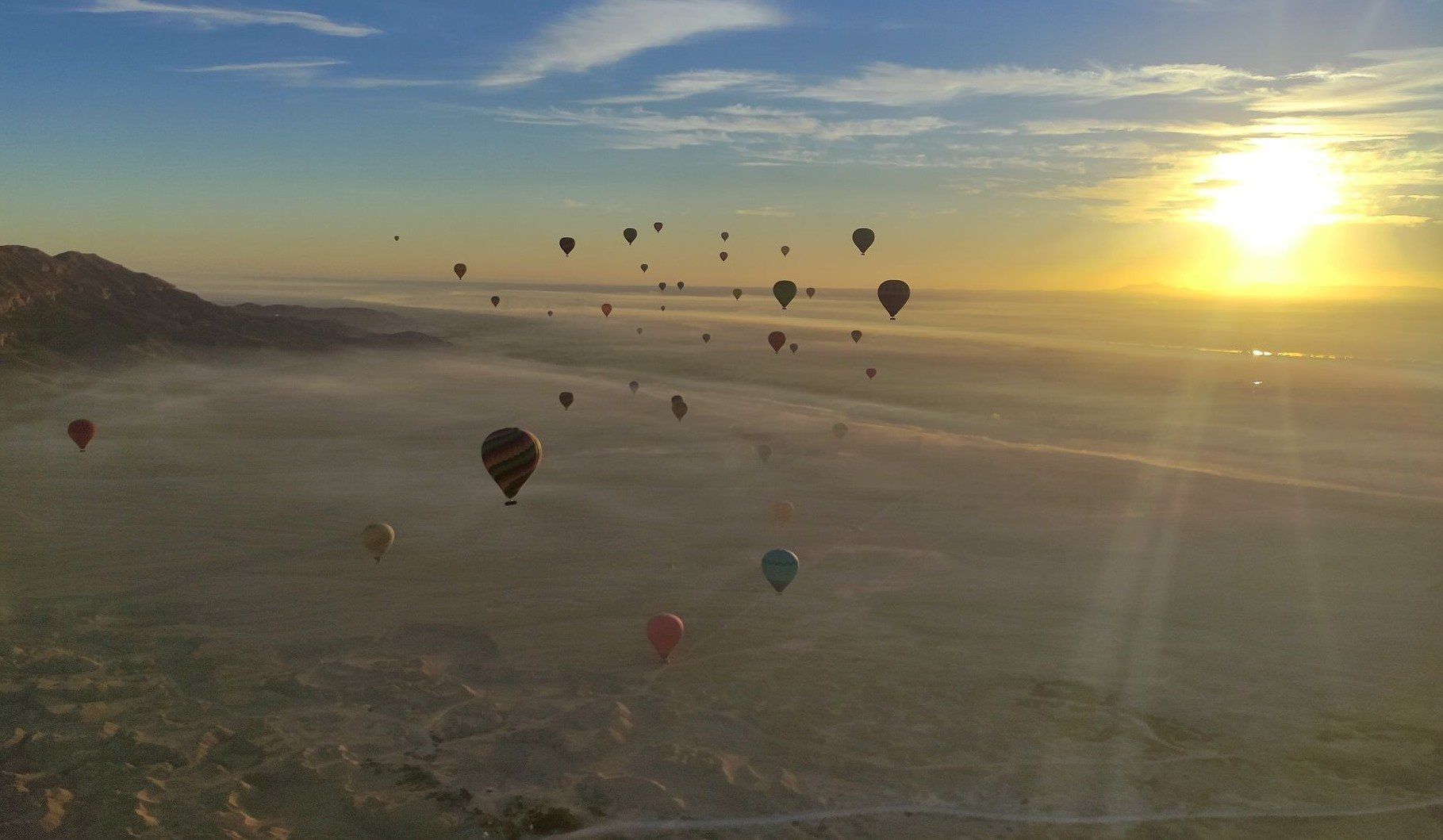 جانب من تحليق رحلات البالون الطائر غرب الأقصر جانب من تحليق رحلات البالون الطائر غرب الأقصر