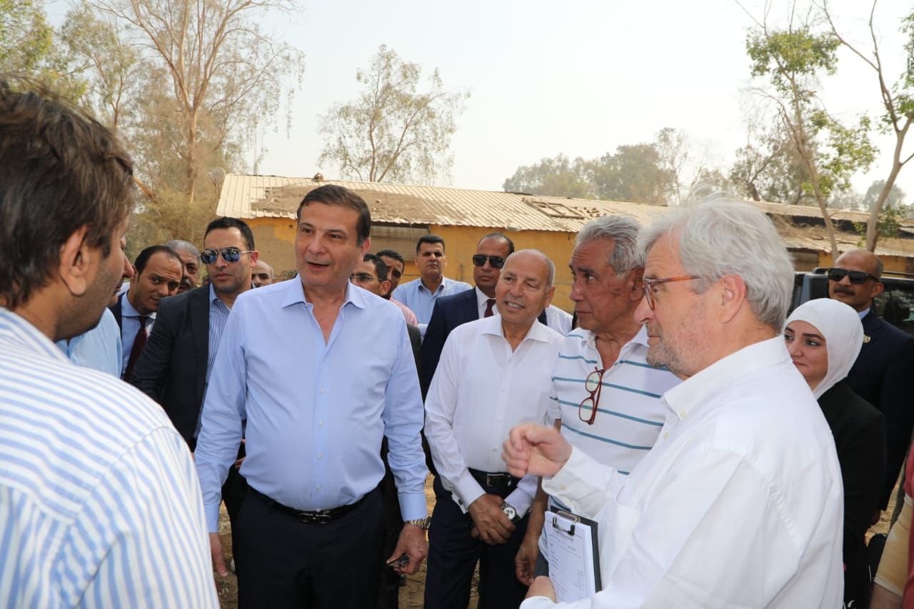 وزير الزراعة ومحافظ القاهرة يتفقدان محطة الزهراء للخيول العربية الأصيلة (4) وزير الزراعة ومحافظ القاهرة يتفقدان محطة الزهراء للخيول العربية الأصيلة (4)