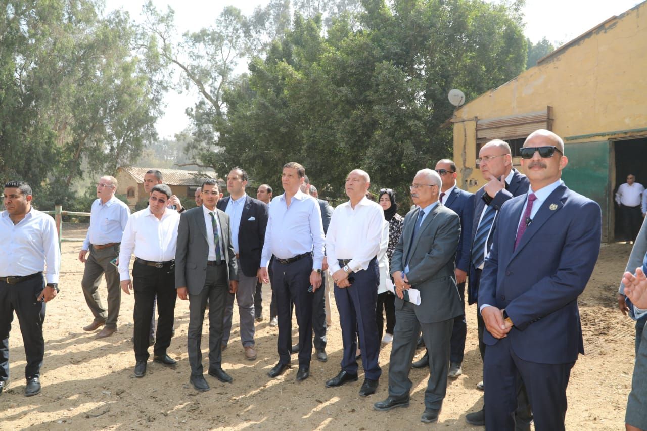 وزير الزراعة ومحافظ القاهرة يتفقدان محطة الزهراء للخيول العربية الأصيلة (1) وزير الزراعة ومحافظ القاهرة يتفقدان محطة الزهراء للخيول العربية الأصيلة (1)