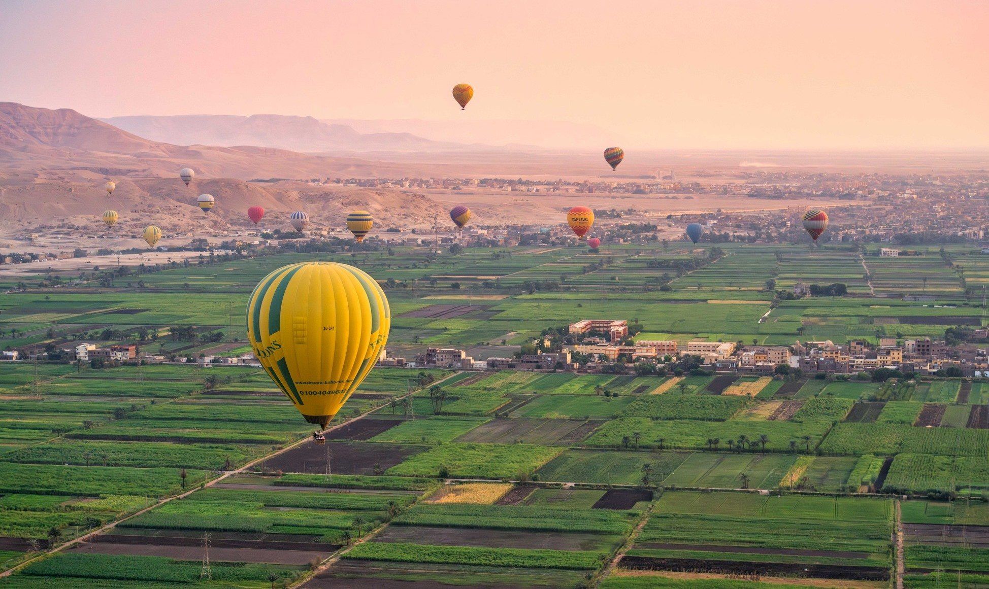 البالونات الطائرة تحلق يومياً فى سماء الأقصر البالونات الطائرة تحلق يومياً فى سماء الأقصر