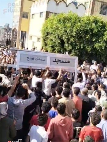 أثناء-حمل-جثمان-الطفل أثناء-حمل-جثمان-الطفل