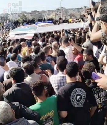 أثناء-خروج-الجثمان-من-سيارة-الإسعاف أثناء-خروج-الجثمان-من-سيارة-الإسعاف