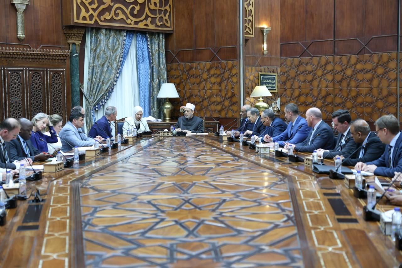 شيخ الأزهر يستقبل وفد الكلية الملكية لدراسات الدفاع بالمملكة المتحدة شيخ الأزهر يستقبل وفد الكلية الملكية لدراسات الدفاع بالمملكة المتحدة