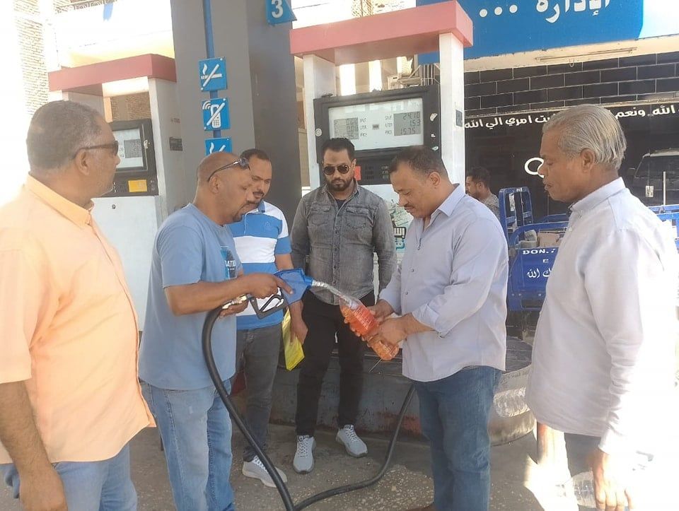 سحب عينات من البنزين لتحليلها بمعرفة تموين الأقصر سحب عينات من البنزين لتحليلها بمعرفة تموين الأقصر