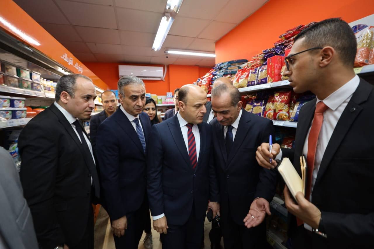 جانب من جولة المحافظ ورئيس جهاز حماية المستهلك جانب من جولة المحافظ ورئيس جهاز حماية المستهلك