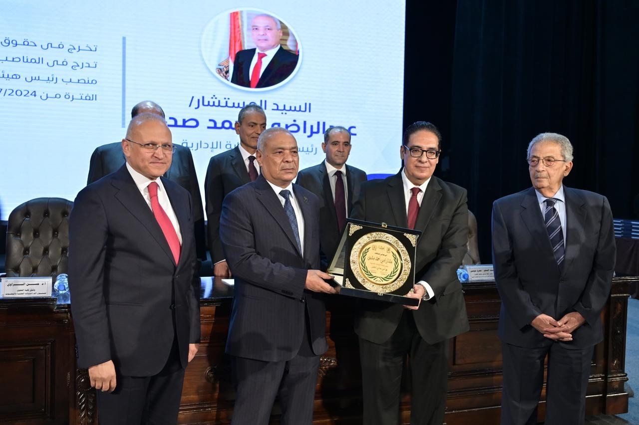 عمرو موسى رئيس رابطة خريجى جامعة القاهرة عمرو موسى رئيس رابطة خريجى جامعة القاهرة