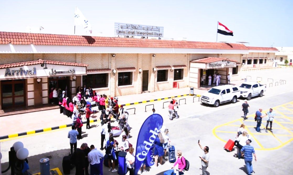 مطار مطروح يستقبل اول افواج الموسم السياحي الصيفي مطار مطروح يستقبل اول افواج الموسم السياحي الصيفي