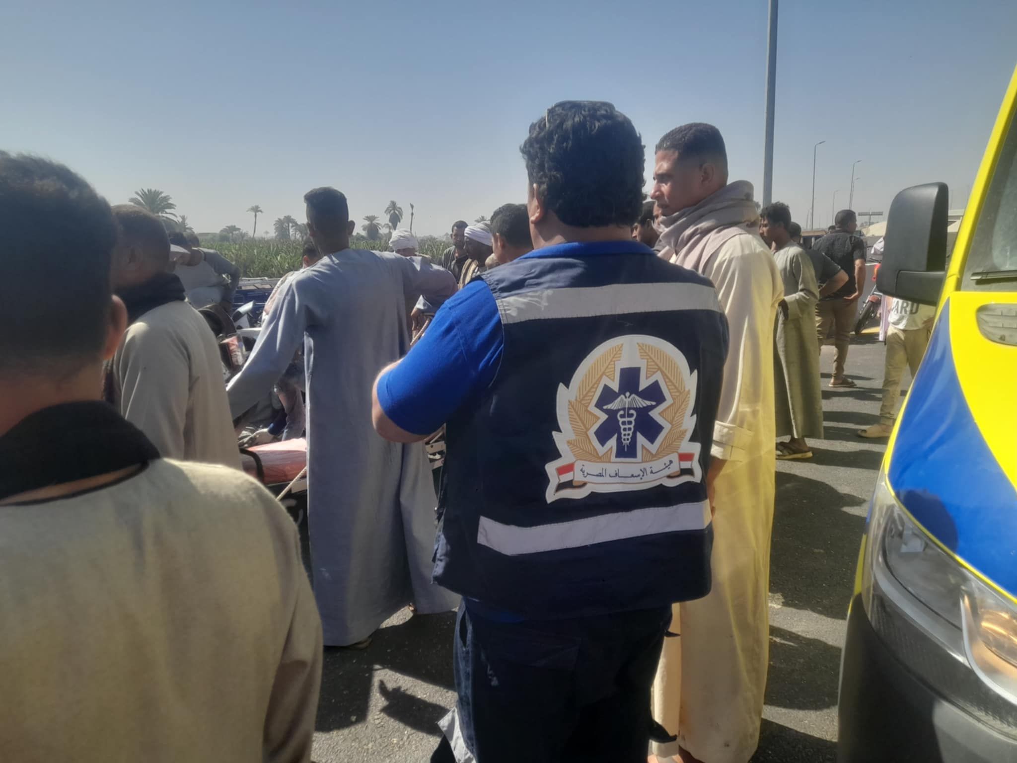 رجال الإسعاف بمكان الحادث رجال الإسعاف بمكان الحادث