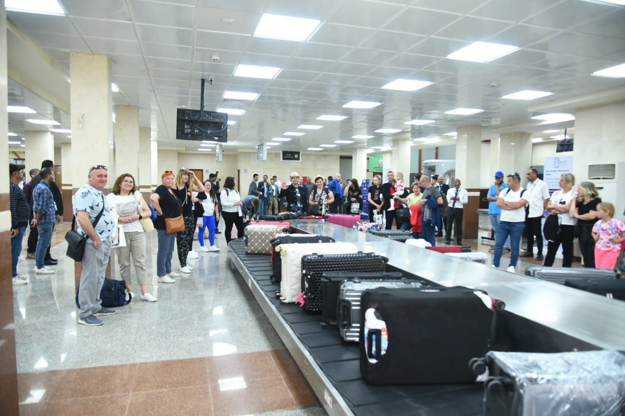 مطار مطروح يستقبل فوج سياحي من دولة التشيك مع بداية المصيف مطار مطروح يستقبل فوج سياحي من دولة التشيك مع بداية المصيف
