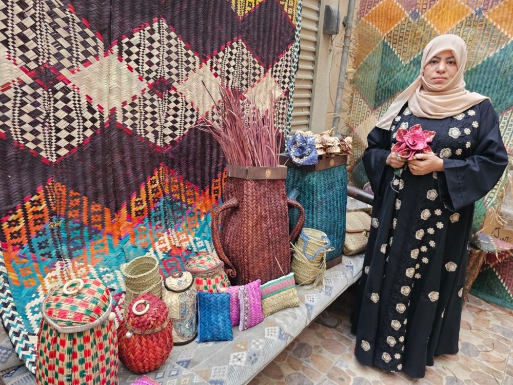 بـ16 لوناً.. حرفية تدمج التراث السعودي والبرازيلي في عمل فني من الخوص